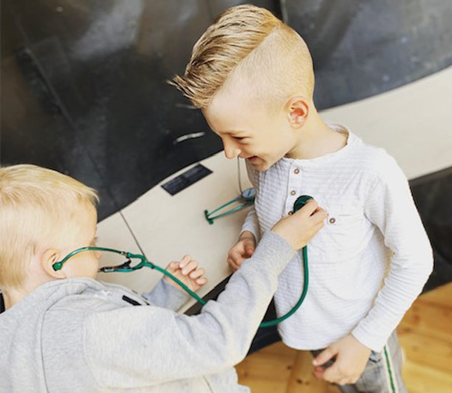 Två barn provar experimentet Stetoskopet