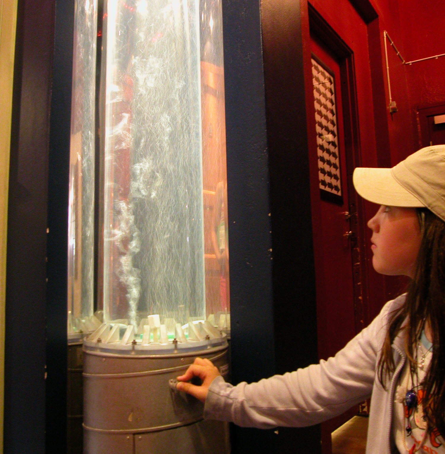 Ett barn provar experimentet Bubbelröret Ett barn provar experimentet Bubbelröret
