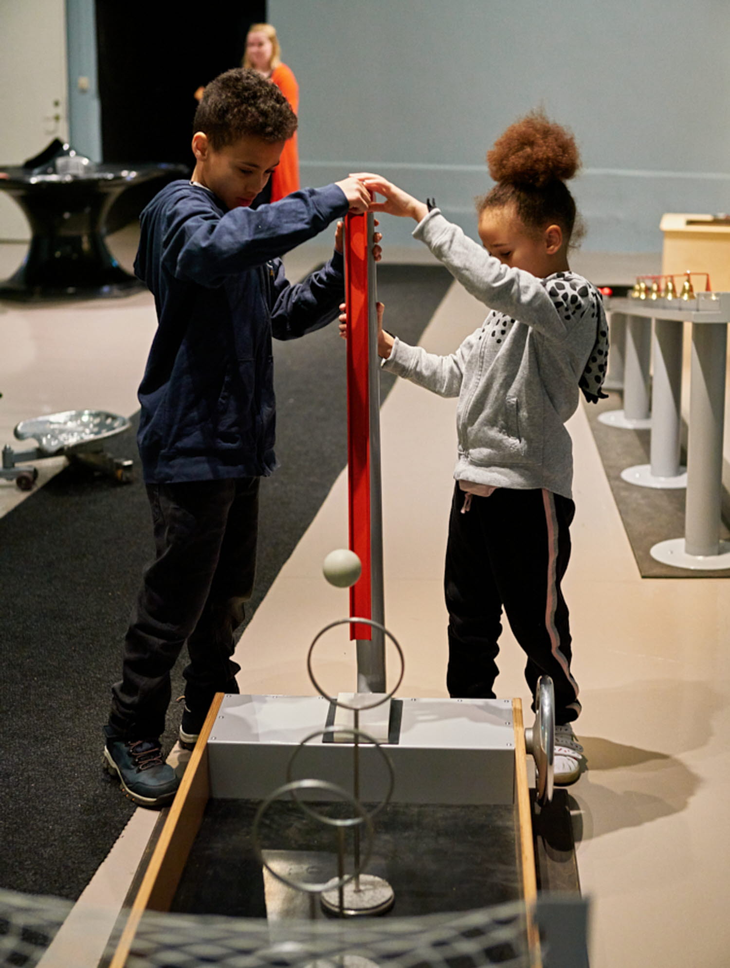 Två barn provar experimentet Kulhoppet